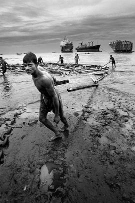 社会生活纪录片《铁乌鸦 Iron Crows》下载-零三纪录片资源网